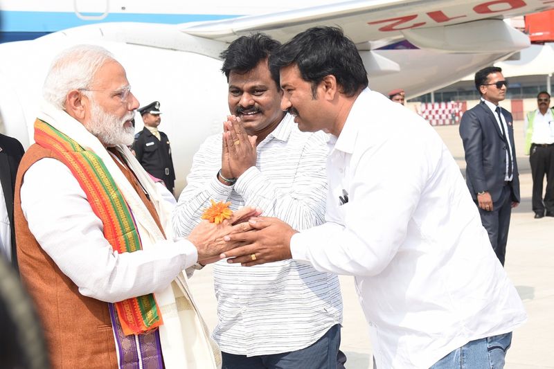 గన్నవరం విమానాశ్రయంలో మోడీకి ఘనస్వాగతం (ఫోటోలు)