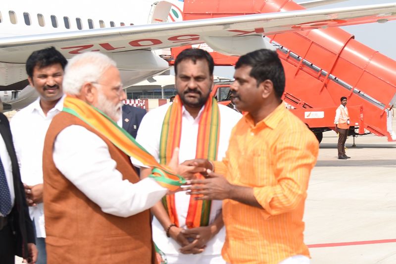 గన్నవరం విమానాశ్రయంలో మోడీకి ఘనస్వాగతం (ఫోటోలు)