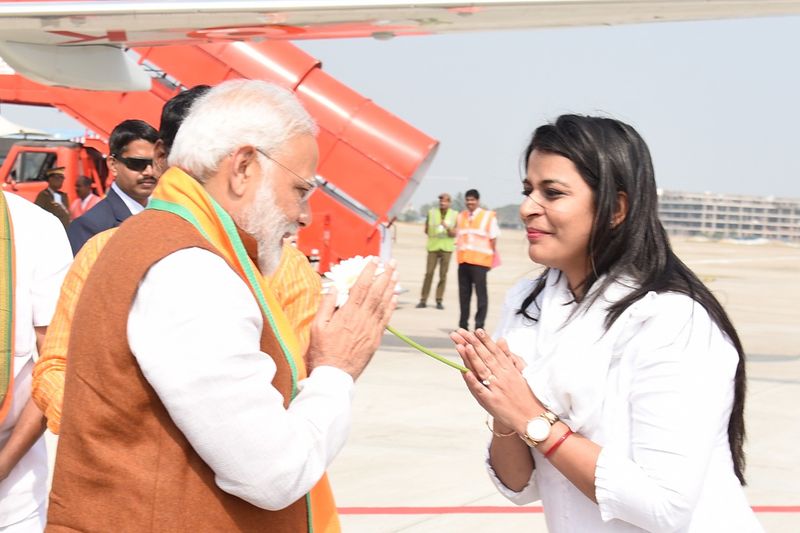 గన్నవరం విమానాశ్రయంలో మోడీకి ఘనస్వాగతం (ఫోటోలు)