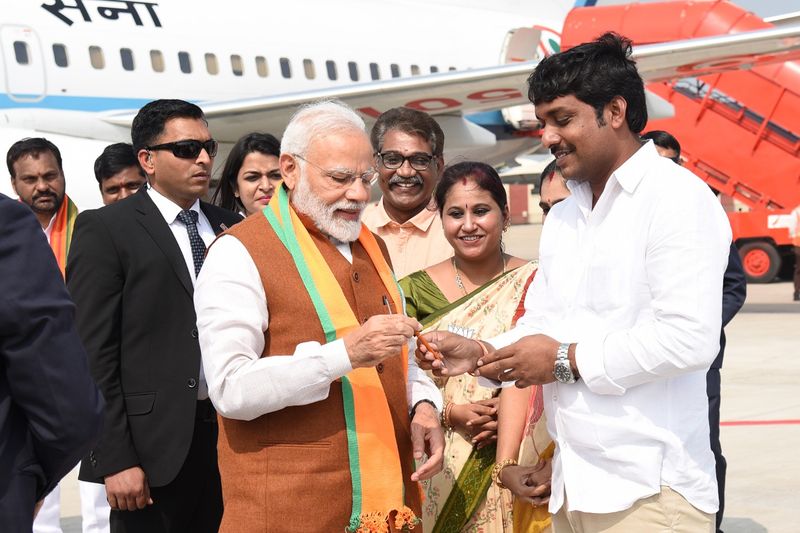 గన్నవరం విమానాశ్రయంలో మోడీకి ఘనస్వాగతం (ఫోటోలు)