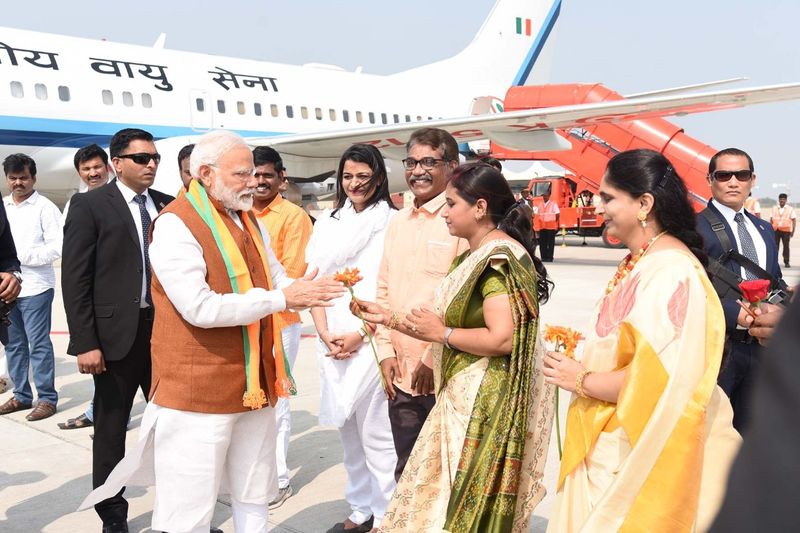 గన్నవరం విమానాశ్రయంలో మోడీకి ఘనస్వాగతం (ఫోటోలు)