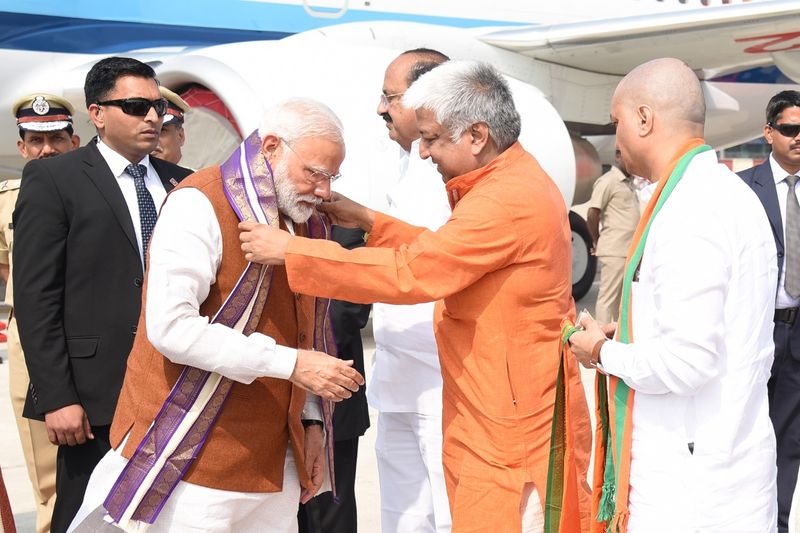 గన్నవరం విమానాశ్రయంలో మోడీకి ఘనస్వాగతం (ఫోటోలు)