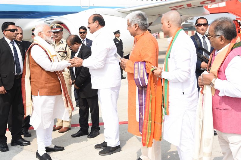గన్నవరం విమానాశ్రయంలో మోడీకి ఘనస్వాగతం (ఫోటోలు)