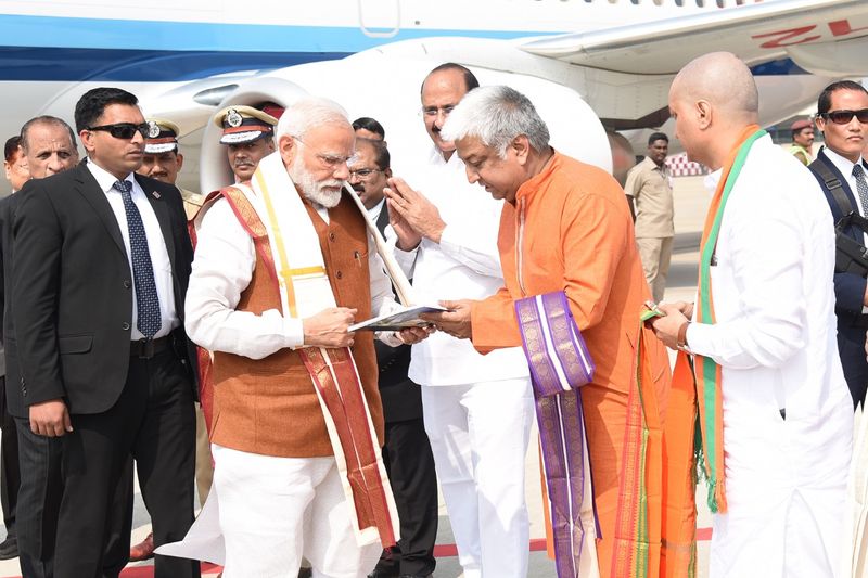 గన్నవరం విమానాశ్రయంలో మోడీకి ఘనస్వాగతం (ఫోటోలు)