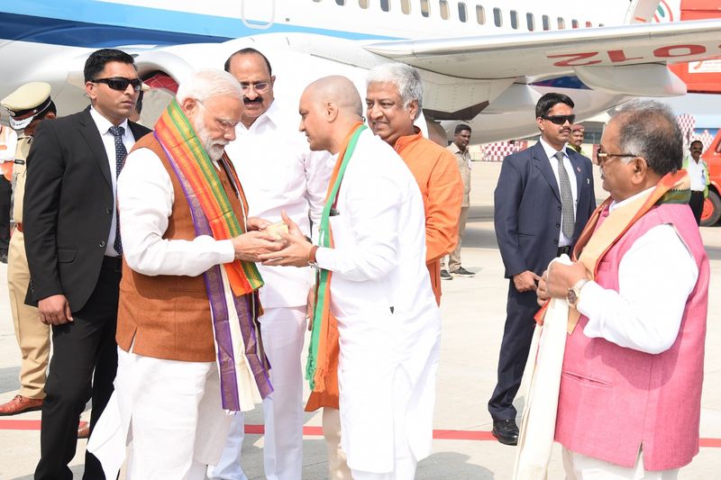 గన్నవరం విమానాశ్రయంలో మోడీకి ఘనస్వాగతం (ఫోటోలు)