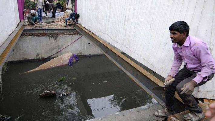 Groom falls in drain after bridge collapses due to baraat dance in Noida Groom falls in drain after bridge collapses due to baraat dance in Noida