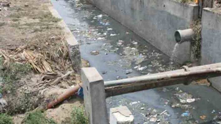 Heavy rain lashes in shivamogga Drainage water enters to houses Heavy rain lashes in shivamogga Drainage water enters to houses