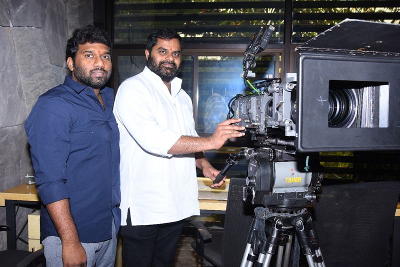 ఆకాష్ పూరి 'రొమాంటిక్' మూవీ ఓపెనింగ్ స్టిల్స్!