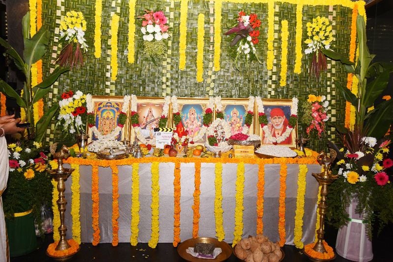 ఆకాష్ పూరి 'రొమాంటిక్' మూవీ ఓపెనింగ్ స్టిల్స్!