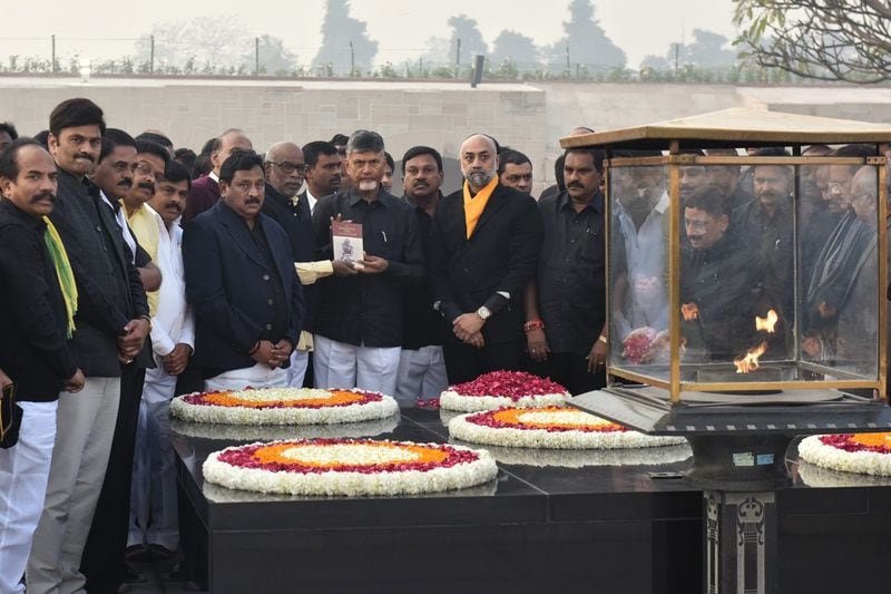 ఢిల్లీలో లో గాంధీకి నివాళులర్పించి దీక్షలో పాల్గొన్న బాబు