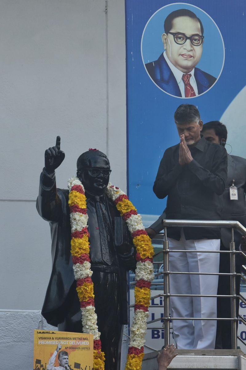ఢిల్లీలో లో గాంధీకి నివాళులర్పించి దీక్షలో పాల్గొన్న బాబు