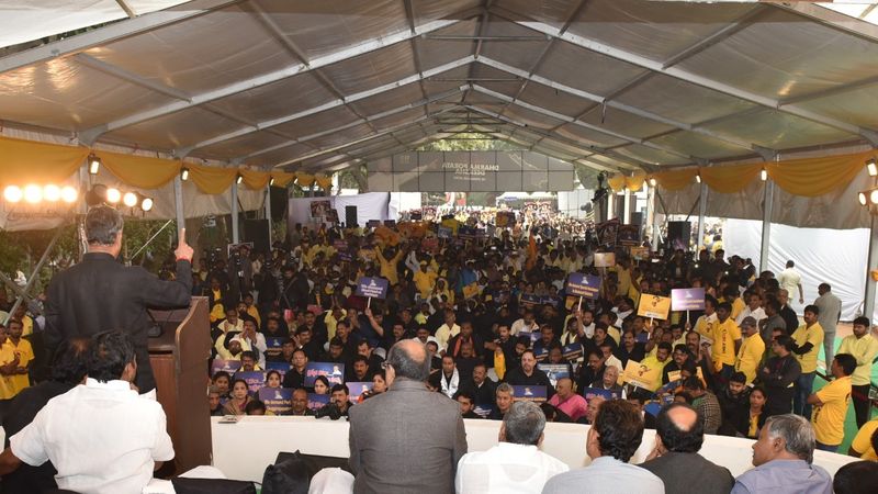 ఢిల్లీలో లో గాంధీకి నివాళులర్పించి దీక్షలో పాల్గొన్న బాబు