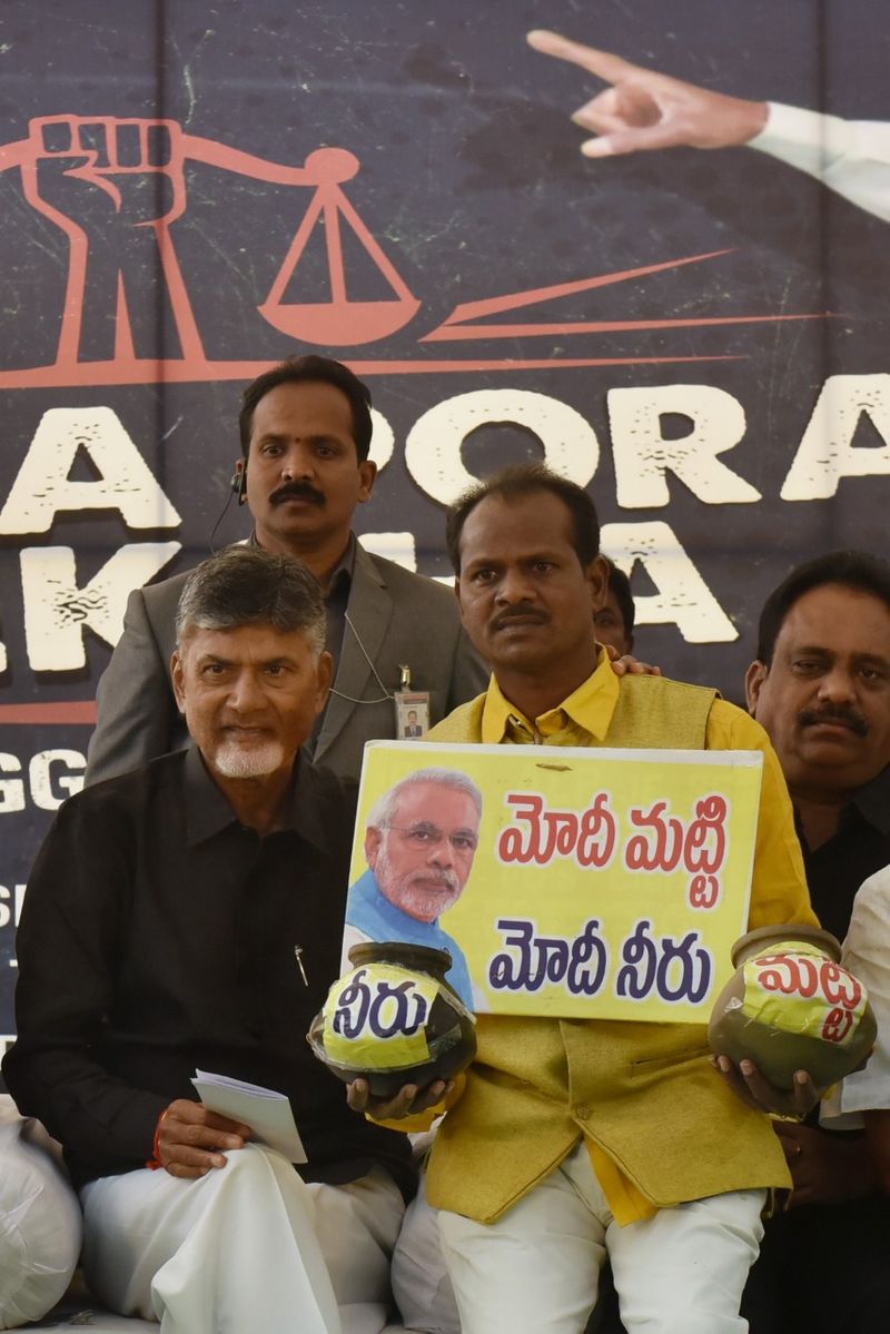ఢిల్లీలో లో గాంధీకి నివాళులర్పించి దీక్షలో పాల్గొన్న బాబు