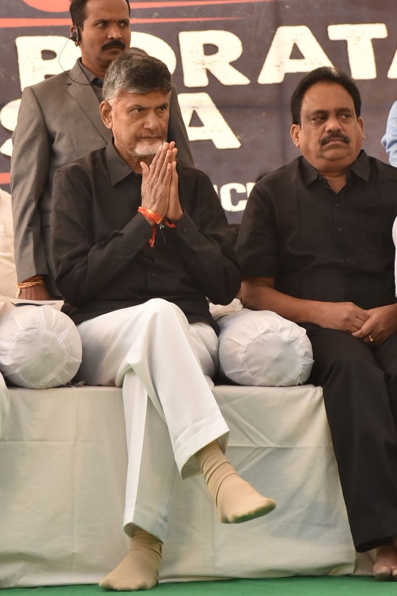 ఢిల్లీలో లో గాంధీకి నివాళులర్పించి దీక్షలో పాల్గొన్న బాబు