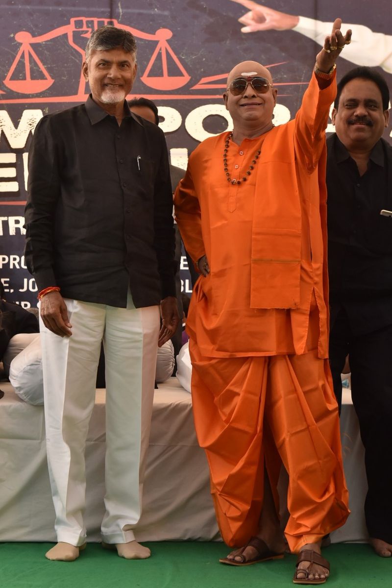 ఢిల్లీలో లో గాంధీకి నివాళులర్పించి దీక్షలో పాల్గొన్న బాబు