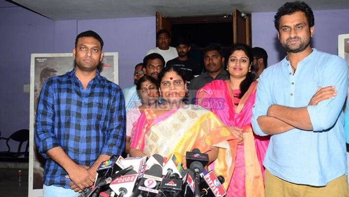 ys vijayamma praises yatra movie team ys vijayamma praises yatra movie team