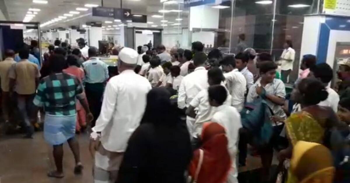 திடீரென்று மூடிய மெட்ரோ ரயில் கதவுகள்.. குழந்தையோடு இடுக்கில் மாட்டி அலறிய பெண்.. தர்ணாவில் ஈடுபட்ட பயணிகள்