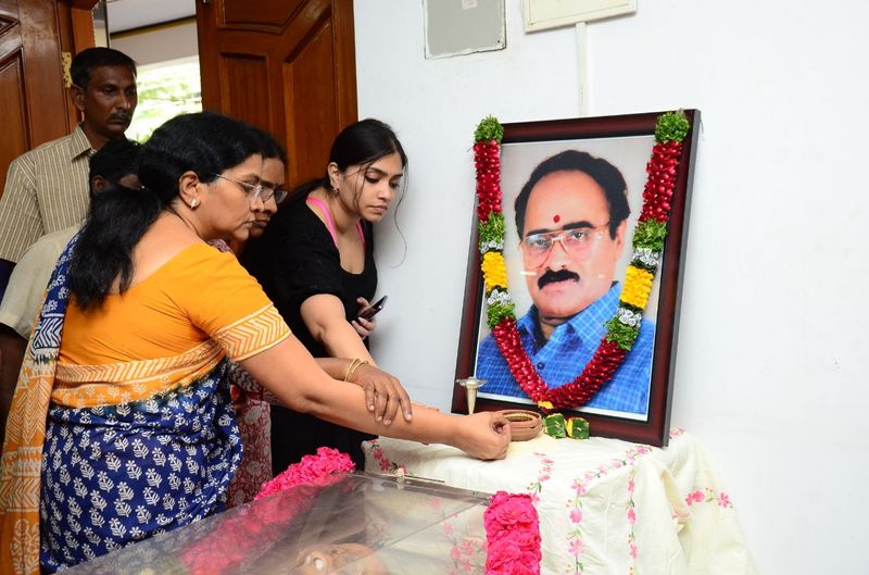 విజయ బాపినీడుకి నివాళి (ఫొటోస్)