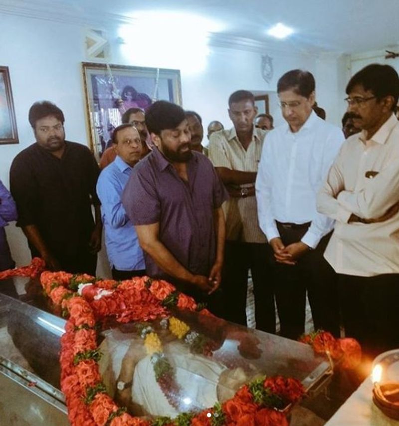 విజయ బాపినీడుకి చిరంజీవి నివాళి (ఫొటోస్)
