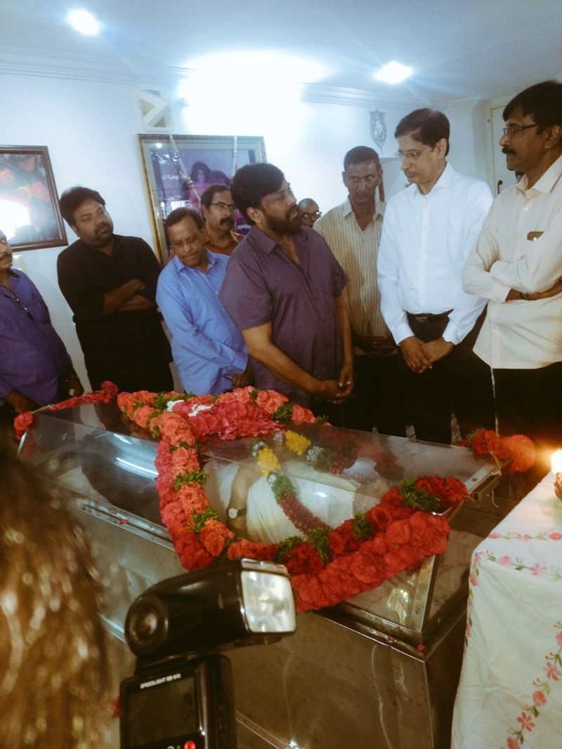 విజయ బాపినీడుకి చిరంజీవి నివాళి (ఫొటోస్)