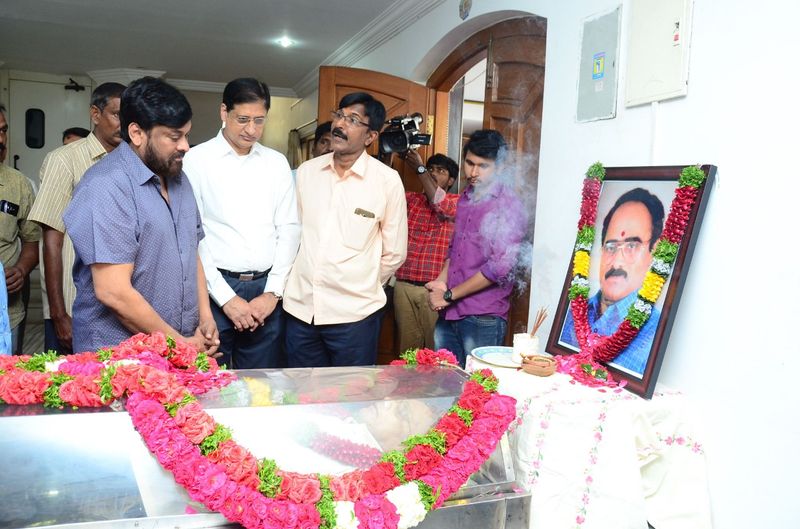 విజయ బాపినీడుకి చిరంజీవి నివాళి (ఫొటోస్)