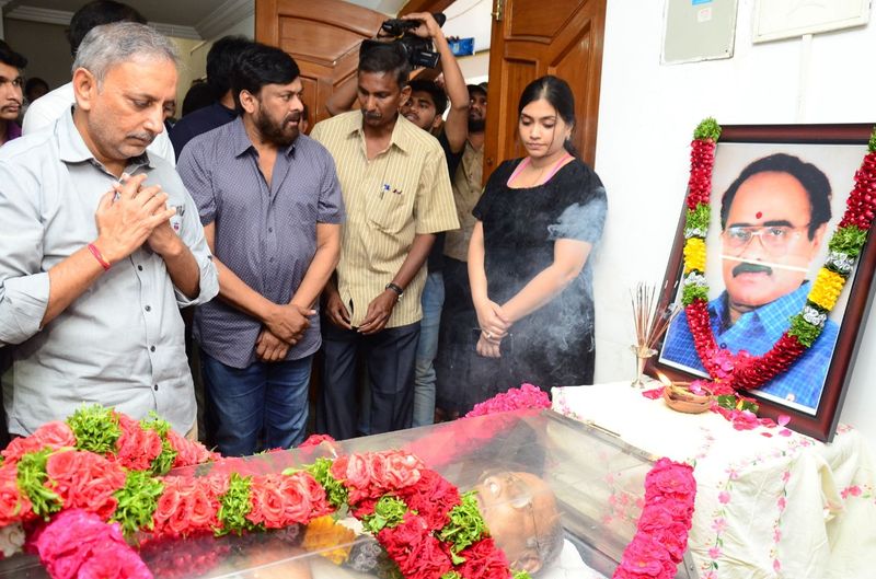 విజయ బాపినీడుకి చిరంజీవి నివాళి (ఫొటోస్)