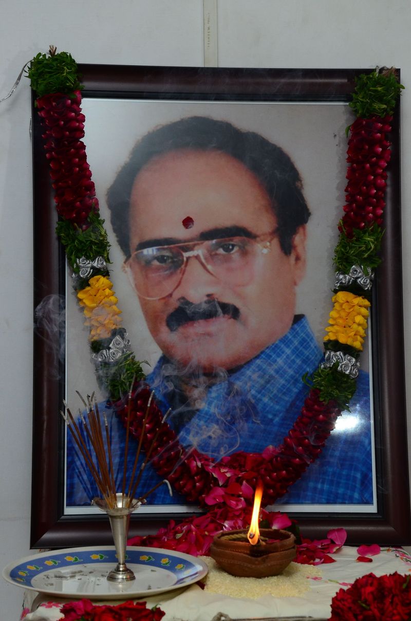 డైరెక్టర్ విజయ బాపినీడుకి సినీ తారల నివాళి (ఫొటోస్)