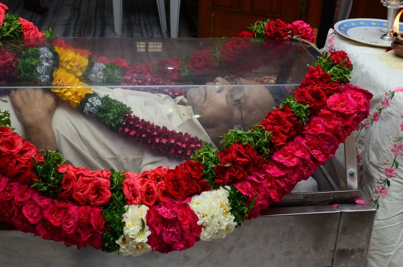 డైరెక్టర్ విజయ బాపినీడుకి సినీ తారల నివాళి (ఫొటోస్)