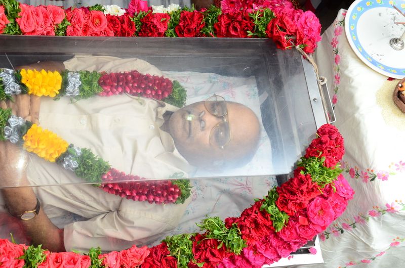 డైరెక్టర్ విజయ బాపినీడుకి సినీ తారల నివాళి (ఫొటోస్)