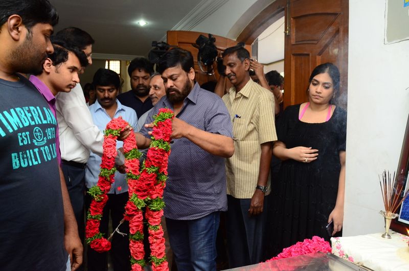 డైరెక్టర్ విజయ బాపినీడుకి సినీ తారల నివాళి (ఫొటోస్)