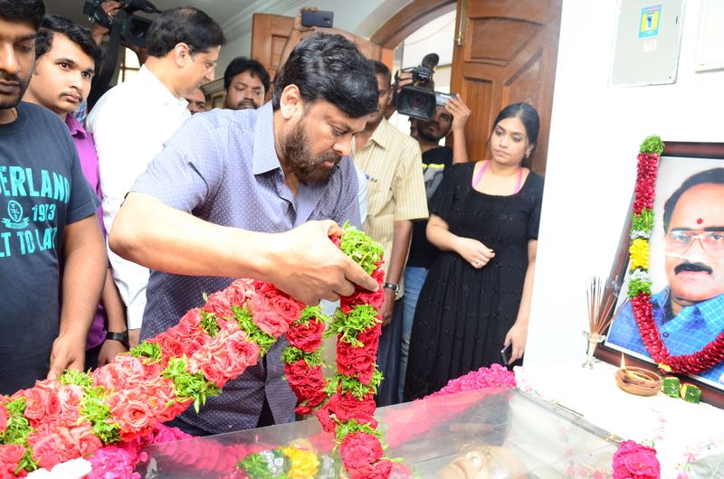 డైరెక్టర్ విజయ బాపినీడుకి సినీ తారల నివాళి (ఫొటోస్)