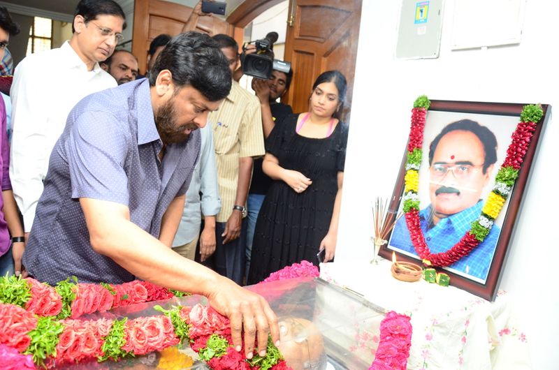 డైరెక్టర్ విజయ బాపినీడుకి సినీ తారల నివాళి (ఫొటోస్)