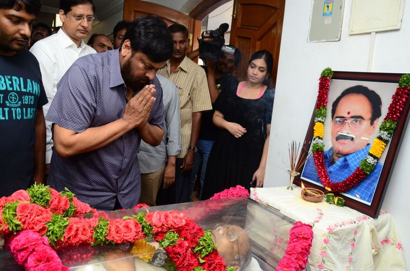 డైరెక్టర్ విజయ బాపినీడుకి సినీ తారల నివాళి (ఫొటోస్)