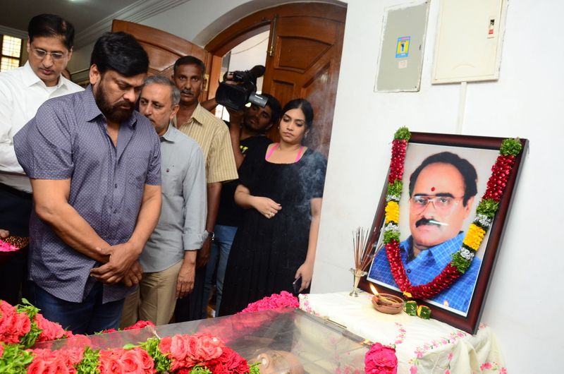 డైరెక్టర్ విజయ బాపినీడుకి సినీ తారల నివాళి (ఫొటోస్)