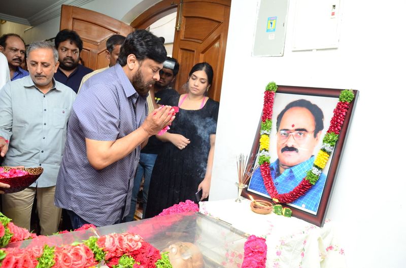 డైరెక్టర్ విజయ బాపినీడుకి సినీ తారల నివాళి (ఫొటోస్)