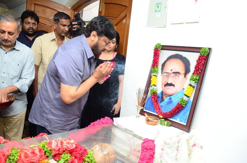 డైరెక్టర్ విజయ బాపినీడుకి సినీ తారల నివాళి (ఫొటోస్)