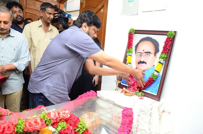 డైరెక్టర్ విజయ బాపినీడుకి సినీ తారల నివాళి (ఫొటోస్)
