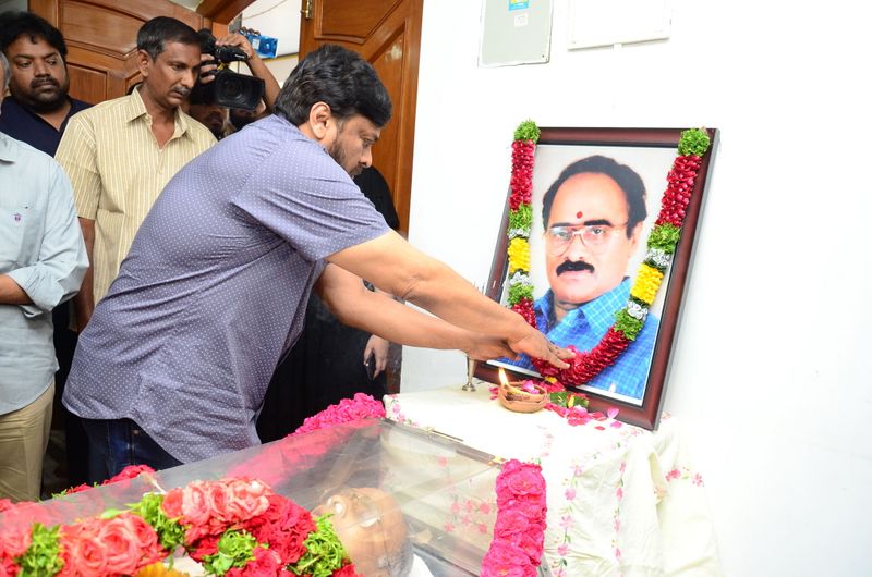 డైరెక్టర్ విజయ బాపినీడుకి సినీ తారల నివాళి (ఫొటోస్)