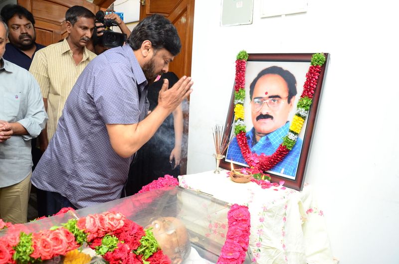 డైరెక్టర్ విజయ బాపినీడుకి సినీ తారల నివాళి (ఫొటోస్)
