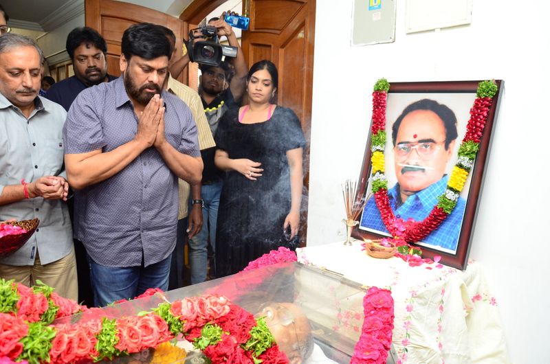 డైరెక్టర్ విజయ బాపినీడుకి సినీ తారల నివాళి (ఫొటోస్)