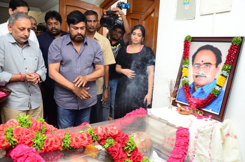 డైరెక్టర్ విజయ బాపినీడుకి సినీ తారల నివాళి (ఫొటోస్)