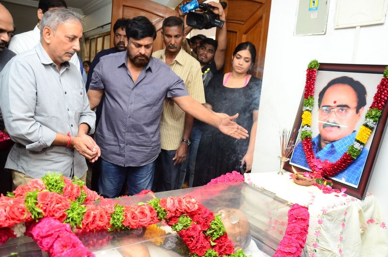 డైరెక్టర్ విజయ బాపినీడుకి సినీ తారల నివాళి (ఫొటోస్)