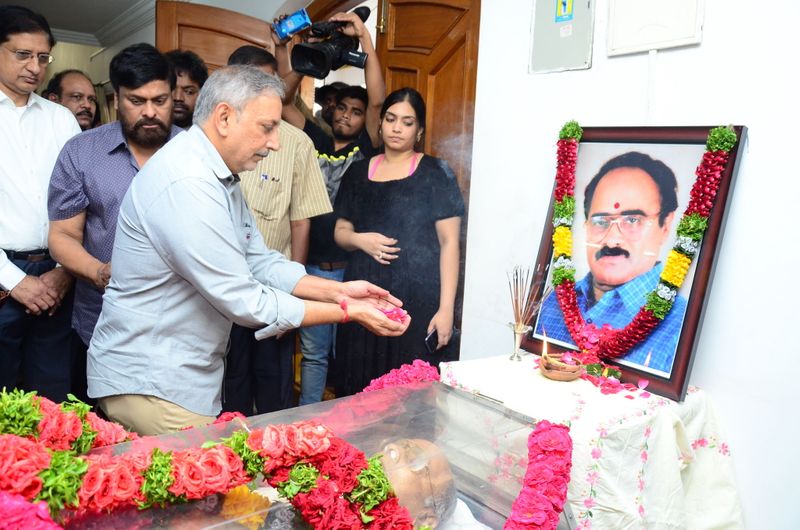 డైరెక్టర్ విజయ బాపినీడుకి సినీ తారల నివాళి (ఫొటోస్)