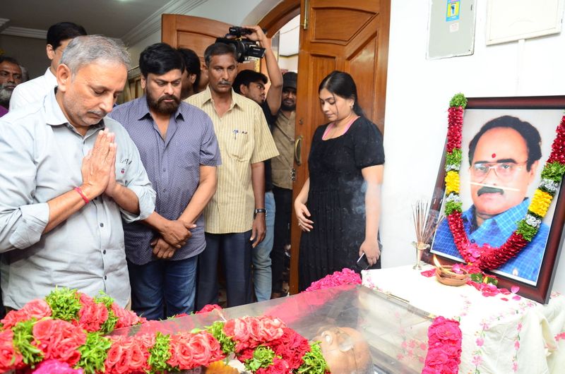 డైరెక్టర్ విజయ బాపినీడుకి సినీ తారల నివాళి (ఫొటోస్)