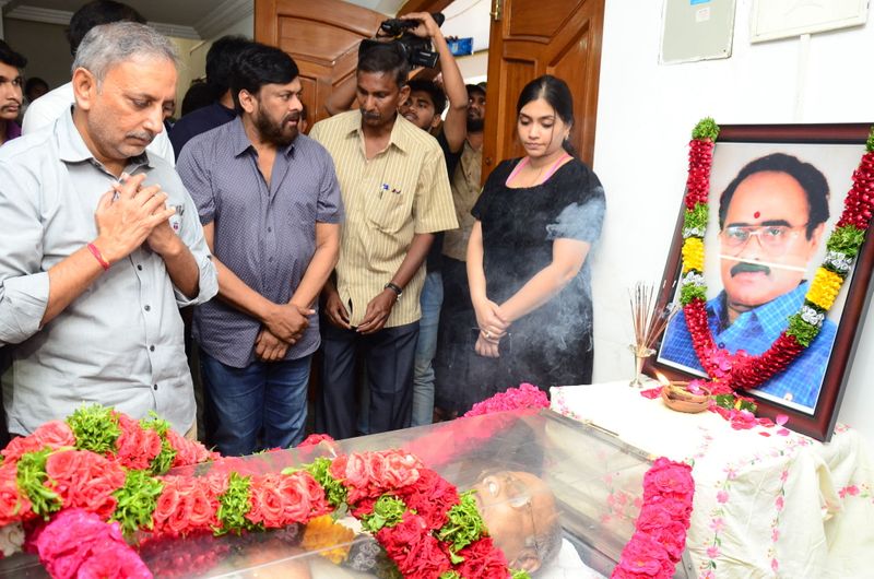 డైరెక్టర్ విజయ బాపినీడుకి సినీ తారల నివాళి (ఫొటోస్)