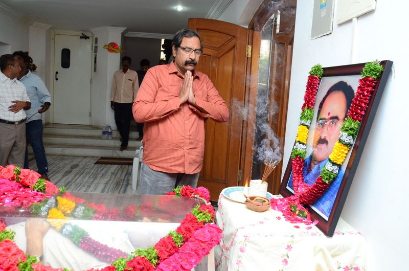 డైరెక్టర్ విజయ బాపినీడుకి సినీ తారల నివాళి (ఫొటోస్)