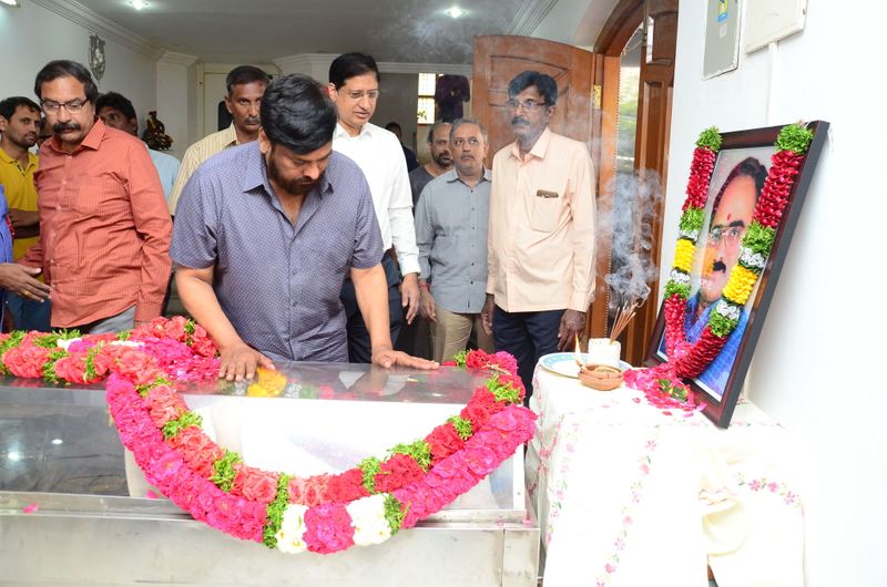 డైరెక్టర్ విజయ బాపినీడుకి సినీ తారల నివాళి (ఫొటోస్)