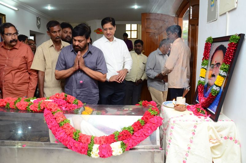 డైరెక్టర్ విజయ బాపినీడుకి సినీ తారల నివాళి (ఫొటోస్)