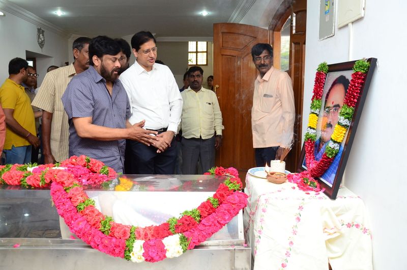 డైరెక్టర్ విజయ బాపినీడుకి సినీ తారల నివాళి (ఫొటోస్)