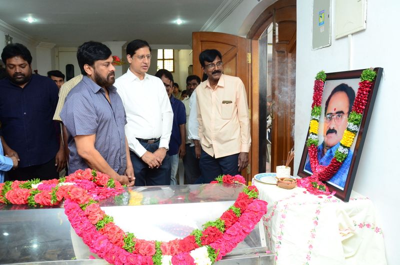 డైరెక్టర్ విజయ బాపినీడుకి సినీ తారల నివాళి (ఫొటోస్)